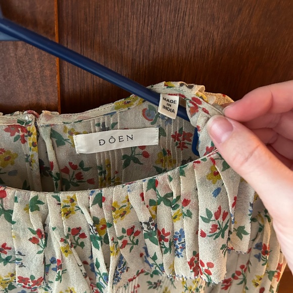 Doen Floral Pleated Blouse - Picture 2 of 4